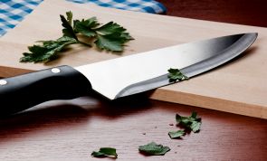Come affilare i coltelli in cucina: 3 tecniche facilissime