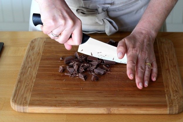 Spezzettare il cioccolato