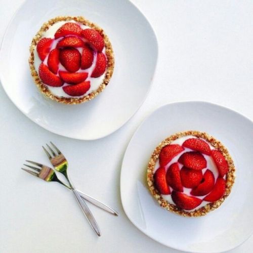 Tartellette al formaggio fresco spalmabile e fragole