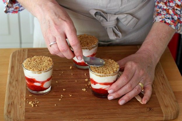 Aggiungere i biscotti tritati