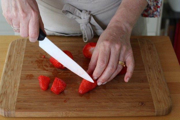 Tagliare le fragole per il coulis