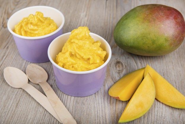 Frozen yogurt al mango