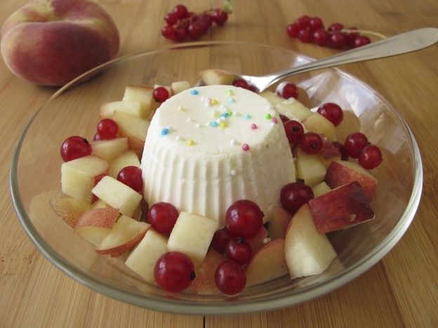 Torta di yogurt gelato con frutta fresca