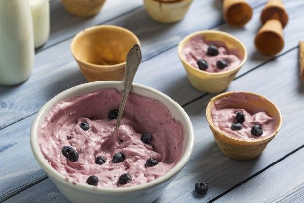 Yogurt gelato al ribes nero fatto in casa