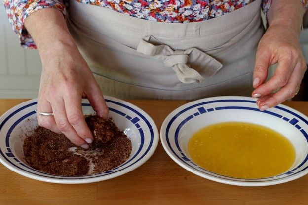 Passare nel composto di zucchero, cacao e cannella