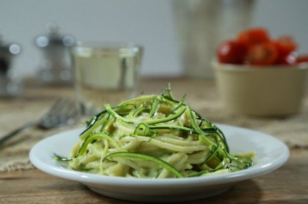 spaghetti con sugo all'avocado