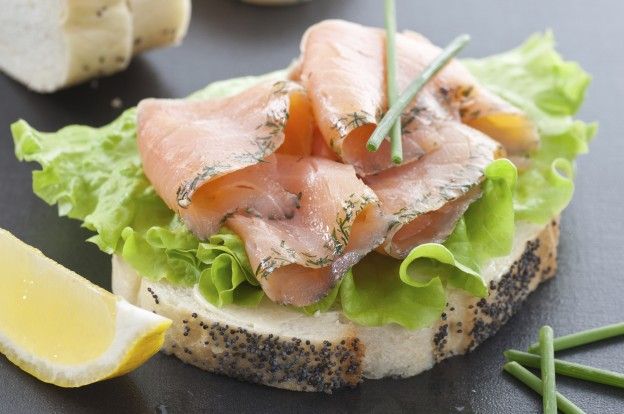 Crostini al salmone gravlax