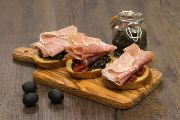 Crostini alle olive e prosciutto di Praga