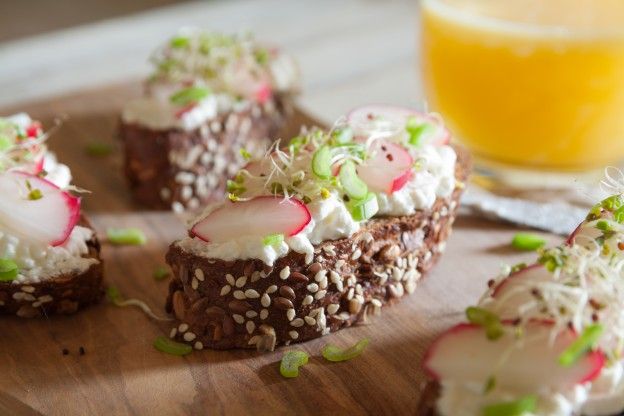 Crostini con pane ai cereali