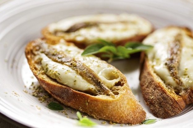 Crostini con mozzarella e acciughe