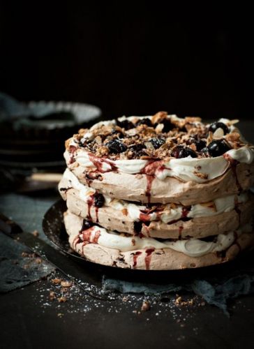 Pavlova al cioccolato e mandorle