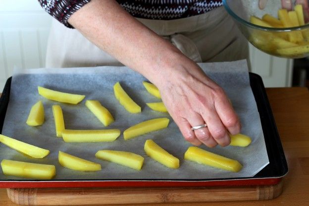 Preparare le patatine per il forno