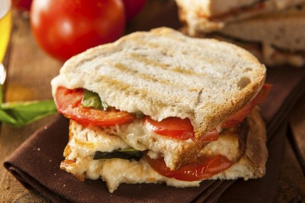 Il panino con pomodori e Asiago