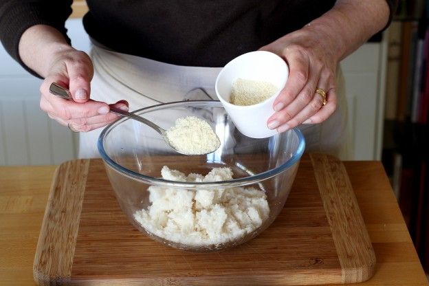 Aggiungere il parmigiano e le mandorle in polvere