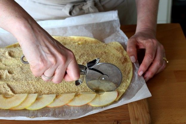 Dare una seconda striscia di pasta e fettine di mela