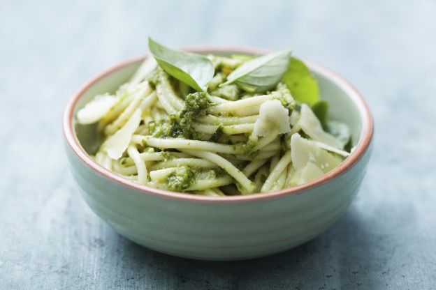 Pasta con pesto e lamelle di mandorle tostate