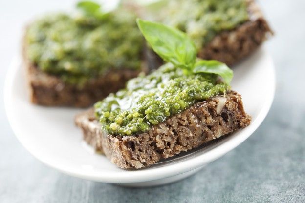 Toasts al pesto