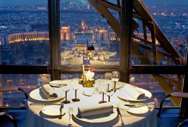 Dentro la Tour Eiffel a Parigi