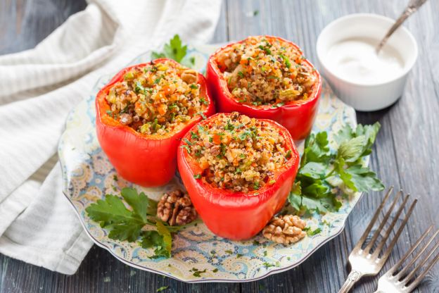 Peperoni farciti con quinoa, uvetta, pinoli e formaggio di capra