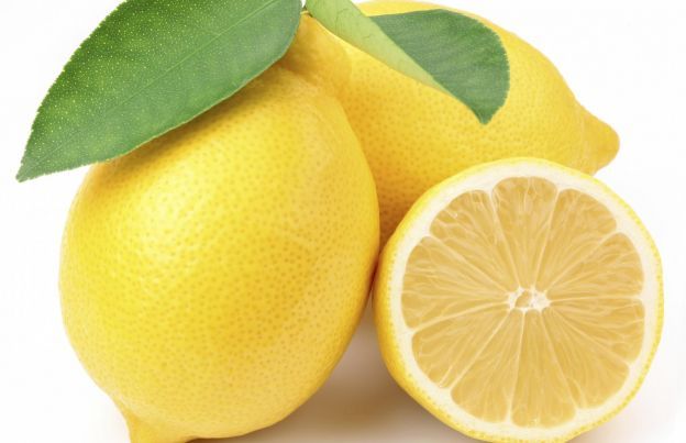 Ammorbidire il limone tra le mani