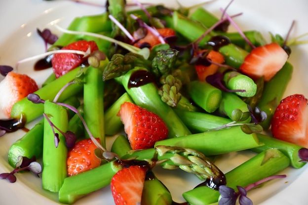 Insalata d'asparagi e fragole