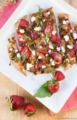 Pizza alle fragole con cipolla e formaggio di capra