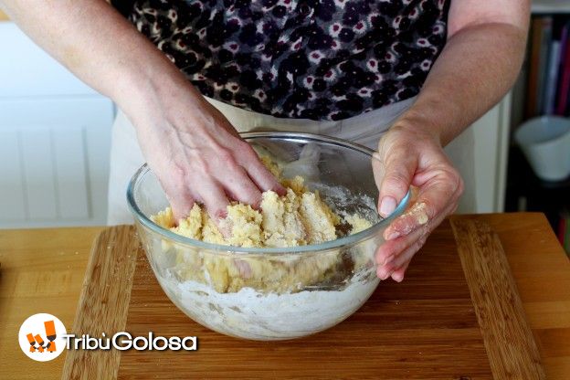 Quando la pasta è ben amalgamata, impastatela a mano giusto il tempo che formi una palla