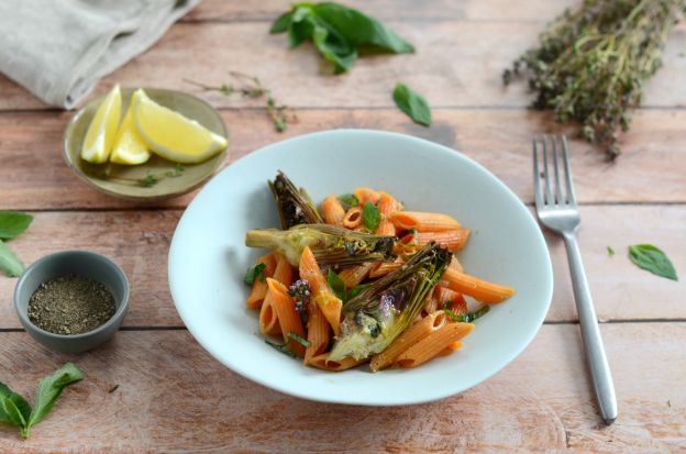 Penne di lenticchie rosse al limone con carciofi