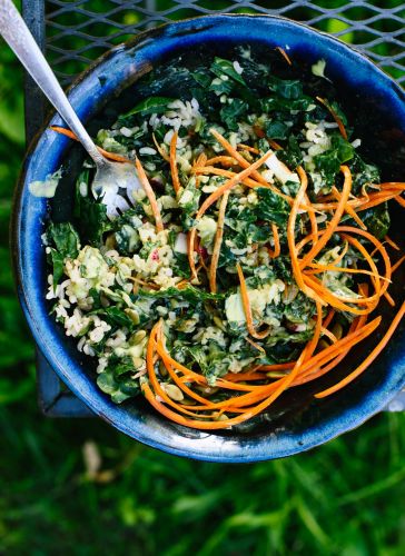 Insalata di cavolo riccio con salsa tahini verde