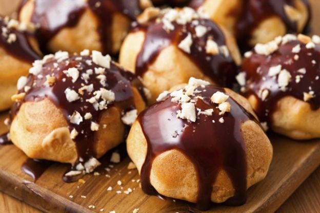 45. Profiteroles con cioccolato fuso