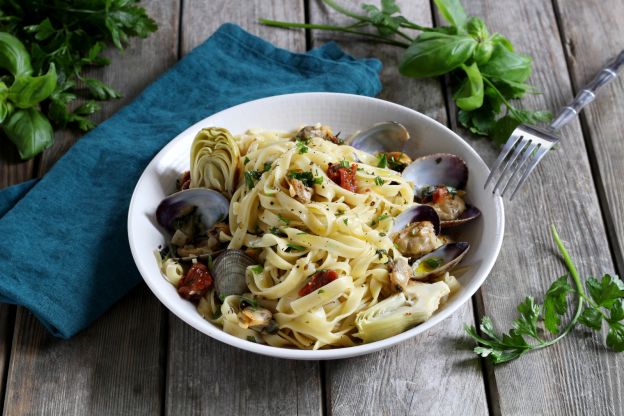 10. Tagliatelle alle vongole, carciofi e pomodori secchi