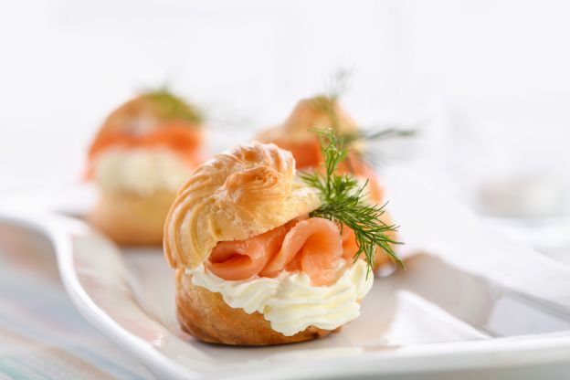 Mini croissant con salmone affumicato, erba cipollina e Philadelphia