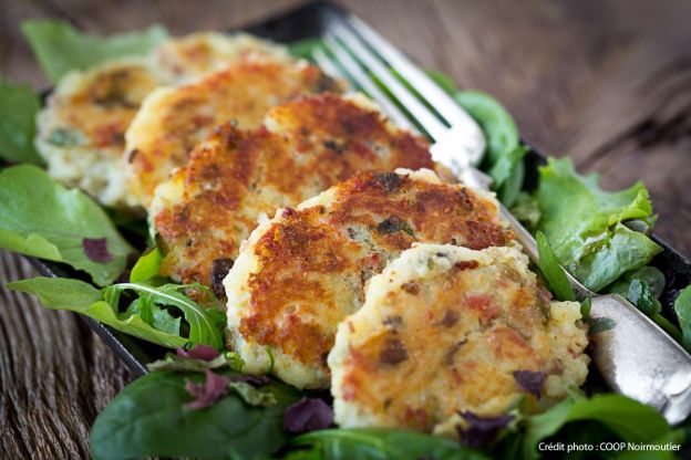 Polpette di patate con prosciutto e insalata