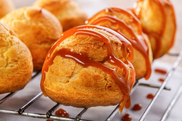 30. Profiteroles con caramello