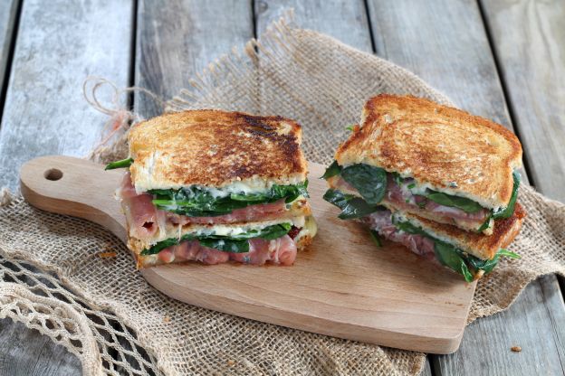 Toast al prosciutto crudo e spinaci