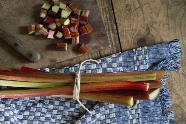 Crème renversée di rabarbaro caramellato e mandorle