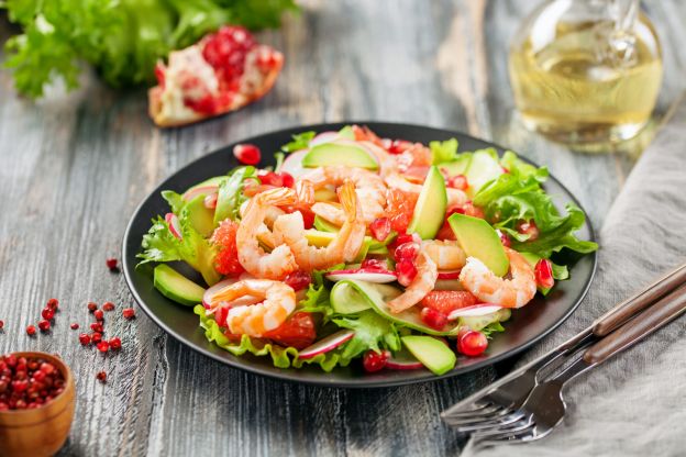 Insalata avocado, gamberetti e semi di melograno