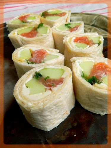 Maki di tortilla al salmone affumicato, Philadelphia e cetrioli