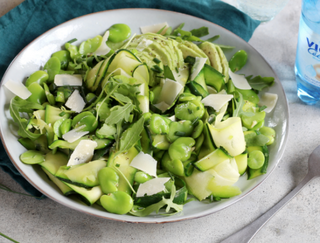 Insalata con zucchine, fagioli, avocado, rucola e Parmigiano Reggiano