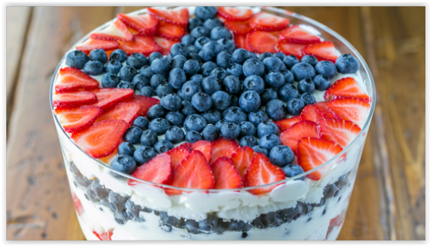 Trifle con fragole e mirtilli (Inghilterra)