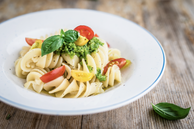 Pasta con stracciatella di bufala, pomodorini rossi e gialli