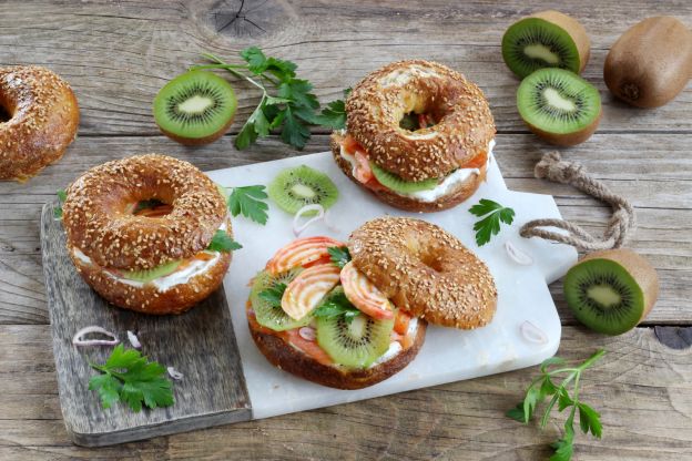 Bagel salmone, formaggio e kiwi