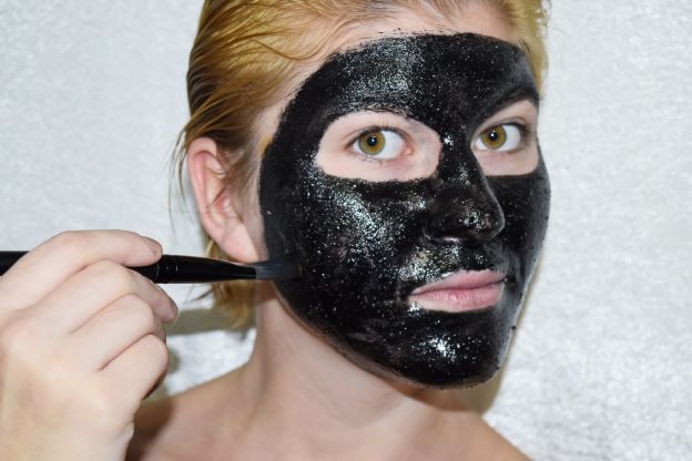 crea la tua maschera al carbone