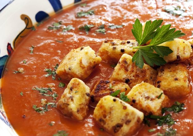 Zuppa al pomodoro con crema di formaggio e crostini di pane