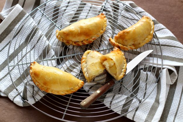 Fagottini dolci alle mele e al formaggio filante