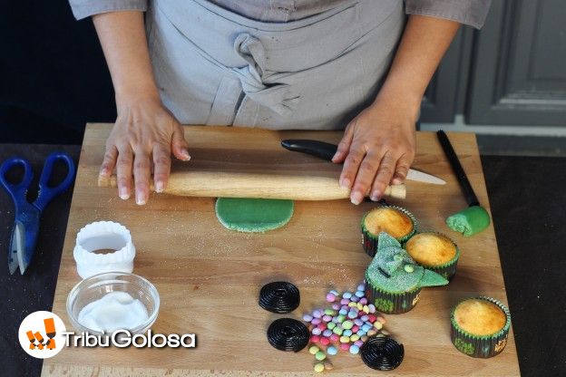 Stendete la pasta di zucchero