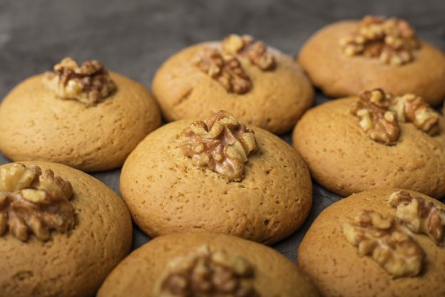 Biscottinbi al miele con gherigli di noci