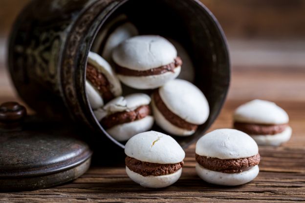 Macarons al cioccolato e cannella