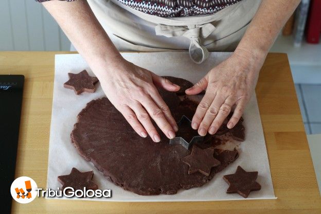 Tagliare i biscotti e cottura