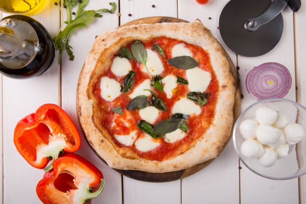 Pizza margherita con mozzarella di bufala